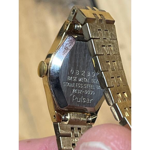 Vintage pulsar quartz gold tone wrist watch. sleek. classic. untested. - Picture 7 of 11